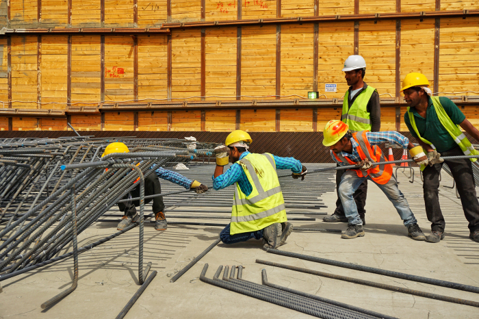 3 中建一局总承包企业科威特大学城项目外籍工人现场作业.jpg
